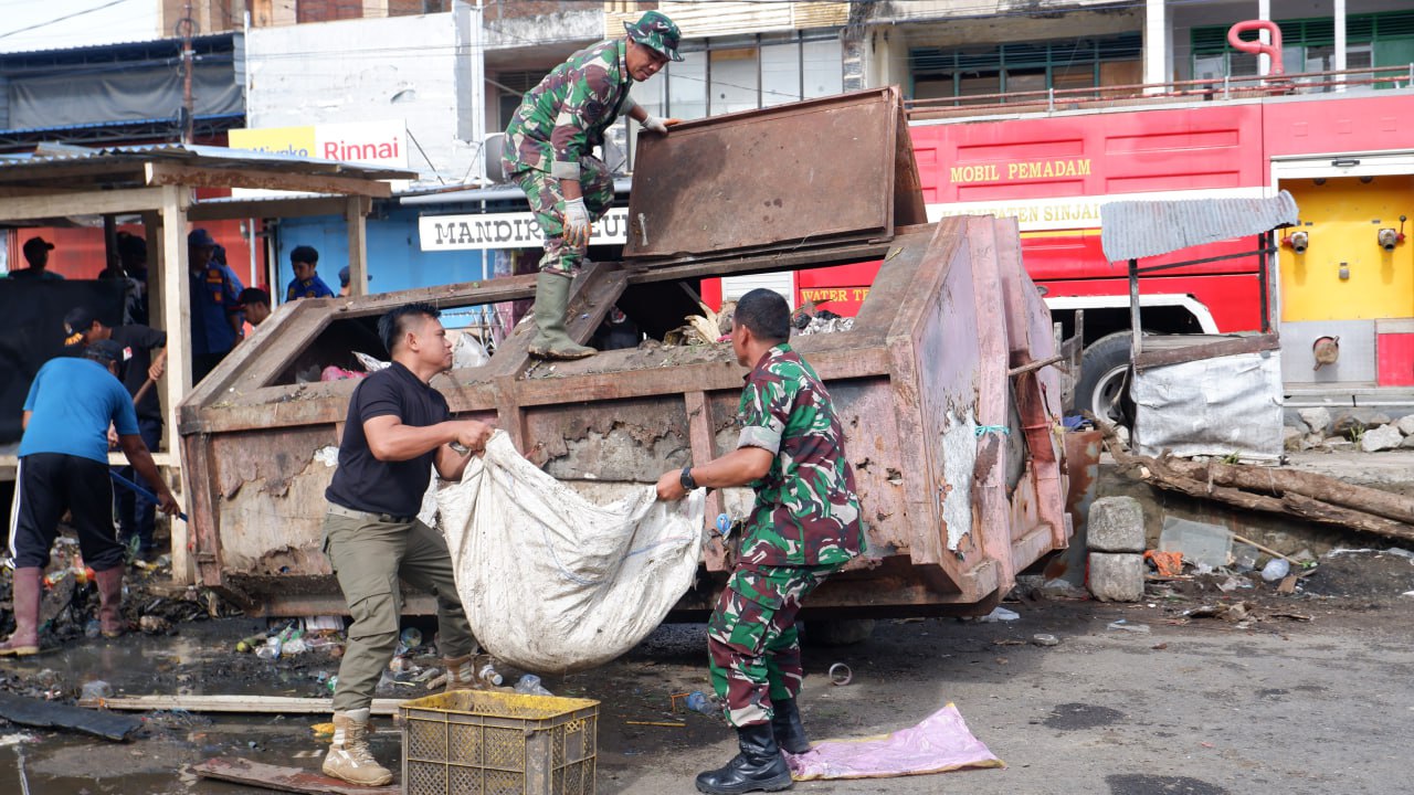 Kodim Sinjai Gelar Karya Bakti Pembersihan Pasar Dalam Rangka