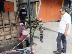Personil Koramil-04 Kodim 1404/Pinrang Kerja Bakti Bersama Warga Bersihkan Saluran Air