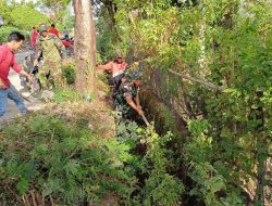 Pentingya Menjaga Lingkungan Yang Bersih Dan Sehat Babinsa Koramil 1425-05/Batang Gotong Royong Bersama Warga Bersihkan Saluran Air