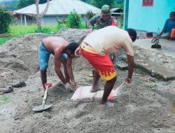 Bantu Kesulitan Rakyatnya, Babinsa Warmare Bantu Warga Perbaiki Teras Rumah