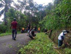 Tingkatkan Kebersihan Lingkungan, Babinsa Koramil 03/Sinjai Tengah Kodim 1424/Sinjai Bersama Warga Bersihkan Saluran Air