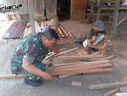 Babinsa Desa Datara Koramil 1425-03 Tamalatea Luangkan Waktu Bantu Warga Proses Pengerjaan Pembangunan Rumah