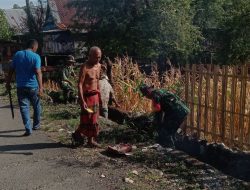 Babinsa Koramil 01/Binamu Bersama Warga Karya Bakti Bersihkan Ruas Jalan dan Saluran Air
