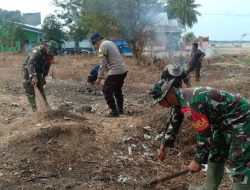 Koramil-07/Lembang Kodim 1404/Pinrang Bersama Warga Laksanakan Pembersihan Pesisir Pantai Kajuangin
