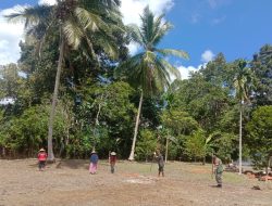 Tingkatkan Swasembada Pangan, Babinsa Masni Dampingi Petani Tanam Jagung