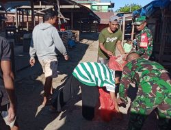 Personel TNI dari Koramil 03/Tamalatea Membersihkan Sampah Di Pasar Tradisional Tamanroya