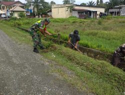 Babinsa Bersama Warga Bergotong Royong Membersihkan Jalan