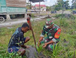 Babinsa Satgaster Menanam Pohon Pinang Bersama Masyarakat