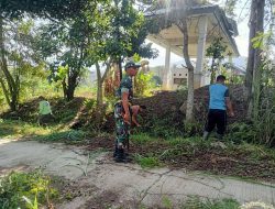 Anggota Koramil 1419-03/Baraka Bersama Warga Melaksanakan Karya Bakti Bersih-Bersih Selokan