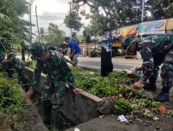 Personel Koramil 04/Sinjai Timur Kodim 1424/Sinjai Bersama Warga Laksanakan Karya Bakti Pembersihan Selokan
