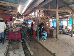 Peduli Sampah, Kodim 1412/Kolaka Koramil 01/Tirawuta Gelar Pembersihan Pasar Tradisional Keisio