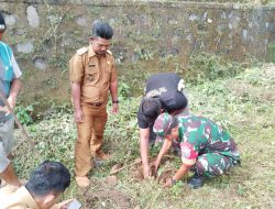 Membangun Lingkungan Yang Sehat dan Hijau, Babinsa Koramil 04/Kelara Kodim 1425/Jeneponto Lakukan Penanaman Bibit Pohon Durian