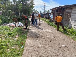 Babinsa Koramil 1424-05/Sinjai Selatan Kodim 1424/Sinjai Bersama Warga Lakukan Karya Bakti Pembersihan Pasar.