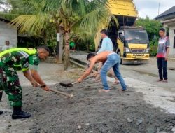 Babinsa Posramil Tripa Makmur bantu ratakan Timbunan Pasir di Halaman Rumah Warga