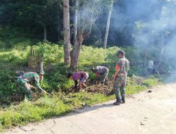 Jumat Bersih Koramil 02/Enrekang Lakukan Karya Bakti Bersihkan Selokan