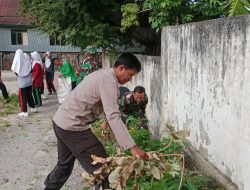Sinergitas TNI-Polri, Babinsa Koramil 1425-05 Batang Dan Bhabinkamtibmas Bersihkan Saluran Air