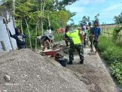 Karya Bakti: Babinsa Bantu Warga Pengecoran Saluran Irigasi di Mesjid Yaman