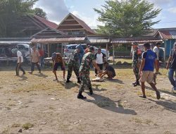 Personel Babinsa Pos Ramil 05/Tellulimpoe Kodim 1424/Sinjai Gelar Karya Bakti Pembersihan Pasar