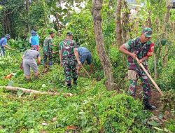 Anggota Koramil 1419-03/Baraka Bersama Warga Melaksanakan Karya Bakti Pembersihan Selokan