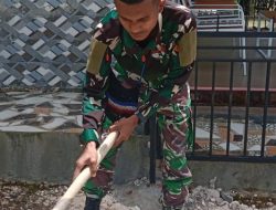 Babinsa Satgaster Bantu Warga Bangun Rumah