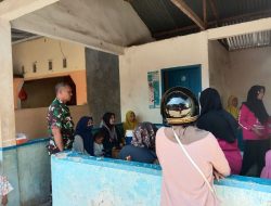 Babinsa Ramil 1422-01/Lau Pantau Pelaksanaan Imunisasi Balita di Kelurahan Bajipamai