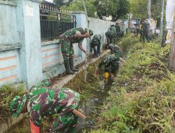 Personel Koramil 01/Sinjai Utara Kodim 1424/Sinjai Bersama Warga Bersihkan Selokan