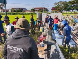 Babinsa Koramil-06 Kodim 1404/Pinrang Bersama Warga Kerja Bakti Bersihkan Tempat Pemakaman Umum