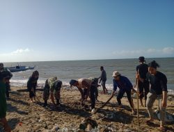 Babinsa Koramil 1425-05/Batang Kodim 1425/Jeneponto Bersama Masyarakat Dan Mahasiswa KKN Universitas Megarezky Kerja Bakti Pembersihan Pantai