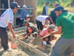 Wujudkan Lingkungan Kondusif,Babinsa Koramil 0907/04 Tarteng Dan Warga Binaan Bangun Pos Kampling