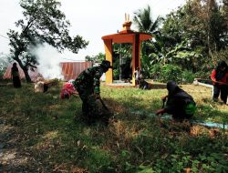 Jaga Kesehatan Warga, Babinsa Koramil 03/Sinjai Tengah Kodim 1424/Sinjai Gelar Karya Bakti Pembersihan Saluran Air