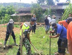 Babinsa Turut Ambil Andil dalam Gotong Royong Pembangunan Tempat Pengajian Anak-Anak di Desa Binaannya