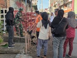 Personil Koramil 1405-02/Soreang Bersama Warga Gelar Karya Bhakti Pembersihan Drainase di Kampung Pisang