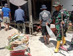 Personel Koramil 02/Sinjai Barat Kodim 1424/Sinjai Bersama Warga Bersihkan Lingkungan Pasar