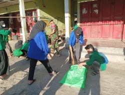 Babinsa Koramil 1425-05/Batang Kodim 1425/Jeneponto Bersama Warga Dan Mahasiswa KKN Mega Rezky Makassar Bersihkan Pasar Tradisonal Bulo-Bulo