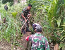 Semangat Gotong Royong, Koramil 02 Enrekang Gelar Karya Bhakti Bersihkan Selokan Bersama Rakyat