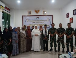 Peringati Maulid Nabi Muhammad SAW, Ketua Persit Koorcabrem 182 Dampingi Prajurit Korem 182/JO Terima Tauziah dari Ustadz Mustaghfirin
