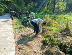 Anggota Koramil 1419-03/Baraka Bersama Warga Melaksanakan Karya Bakti Bersih-Bersih Selokan