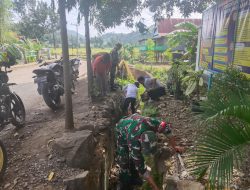 Pimpin Karya Bhakti, Babinsa Koramil 1425-02/Bangkala Kodim 1425/Jeneponto Ajak Warga Gotong Royong Lakukan Penggalian Dan Pembersihan Saluran Air