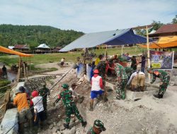 Dukung Pembangunan Tempat Ibadah, Babinsa Koramil 1419-04/Alla Bantu Warga Angkat Batu Pondasi Untuk Bangun Masjid