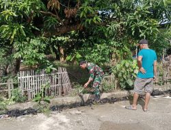 Peduli Kebersihan Lingkungan, Babinsa Koramil-06 Kodim 1404/Pinrang Bersama Warga Bersihkan Saluran Air