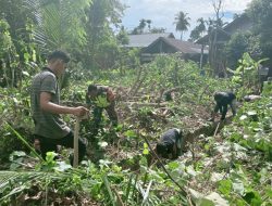 Cegah Banjir,Babinsa dan Warga Gotong Royong Bersama di Desa Mon Ara