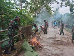 Jumat Bersih, Anggota Koramil 01 Maiwa Melaksanakan Karya Bakti Pembersihan Selokan