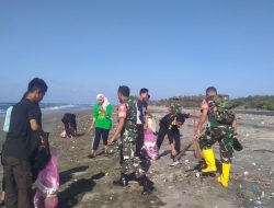 Bangun Kesadaran Masyarakat, Babinsa Koramil 1425-05/Batang Kodim 1425/Jeneponto Melaksanakan Aksi Bersih Bersih Pantai di Desa Kampala
