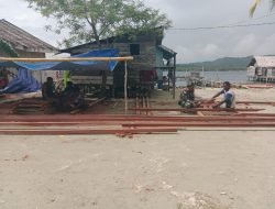 Wujudkan Manunggal TNI-Rakyat, Babinsa Bantu Warga Bangun Rumah