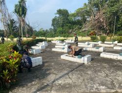 Korem 092/Mrl Gelar Karya Bakti Bersihkan TMP Untuk Hormati Jasa Para Pahlawan