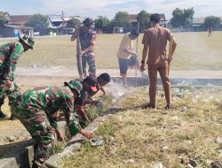 Peduli Kebersihan Lingkungan, Anggota Koramil-08 Kodim 1404/Pinrang Bersihkan Saluran Air Bersama Warga
