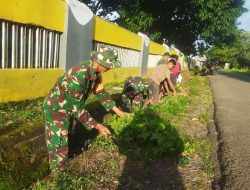 Babinsa Koramil 1425-04/Kelara Ajak Pemuda Karangtaruna Karya Bakti Pembersihan Saluran Air