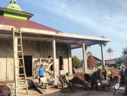 Kapten Inf Sudarmaji kerahkan Prajuritnya bantu Percepatan Pembangunan Masjid Umusulton