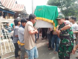 Turut Berduka Cita, Babinsa Koramil 1425-04/Kelara Pikul Keranda Jenazah Warga Yang Meninggal Dunia Ke Pemakaman