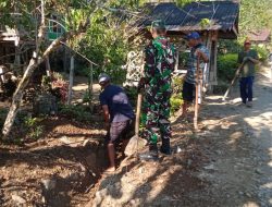 Cegah Banjir, Babinsa Koramil 06/Sinjai Borong Kodim 1424/Sinjai Bersama Warga Bersihkan Saluran Air